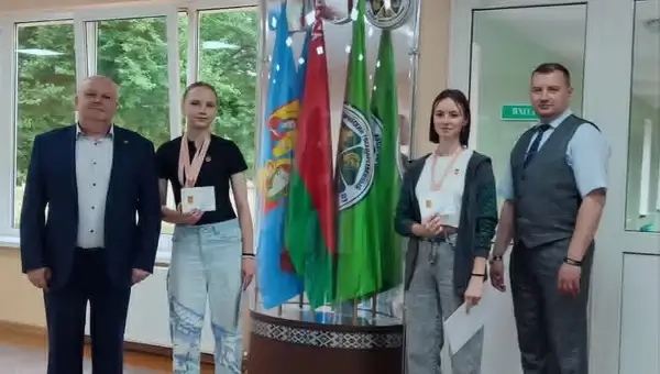 Двоим учащимся Кобринского колледжа сферы обслуживания вручены нагрудные знаки «Меткий стрелок ДОСААФ»
